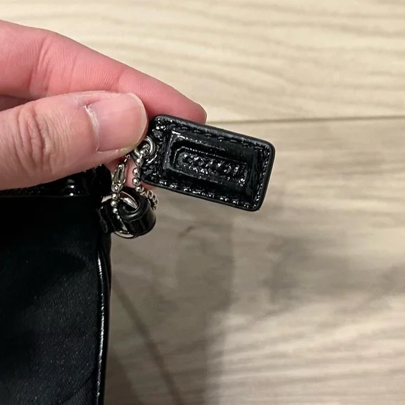 LIKE NEW Coach Vintage Signature Monogram Floral Appliqué Wristlet Clutch - Picture 4 of 5